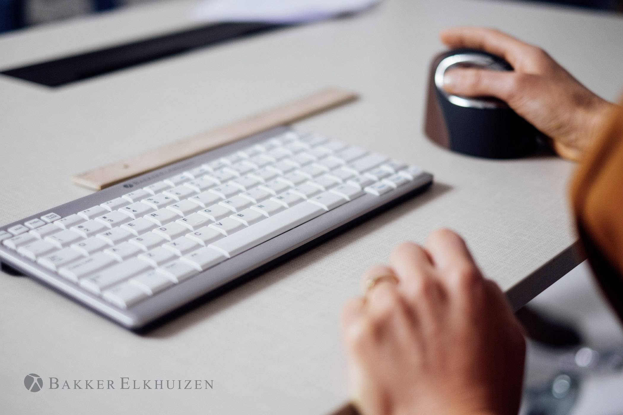 BakkerElkhuizen UltraBoard 950 USB Tastatur Deutsch, QWERTZ Silber, Weiß Multimediatasten, USB-Hub