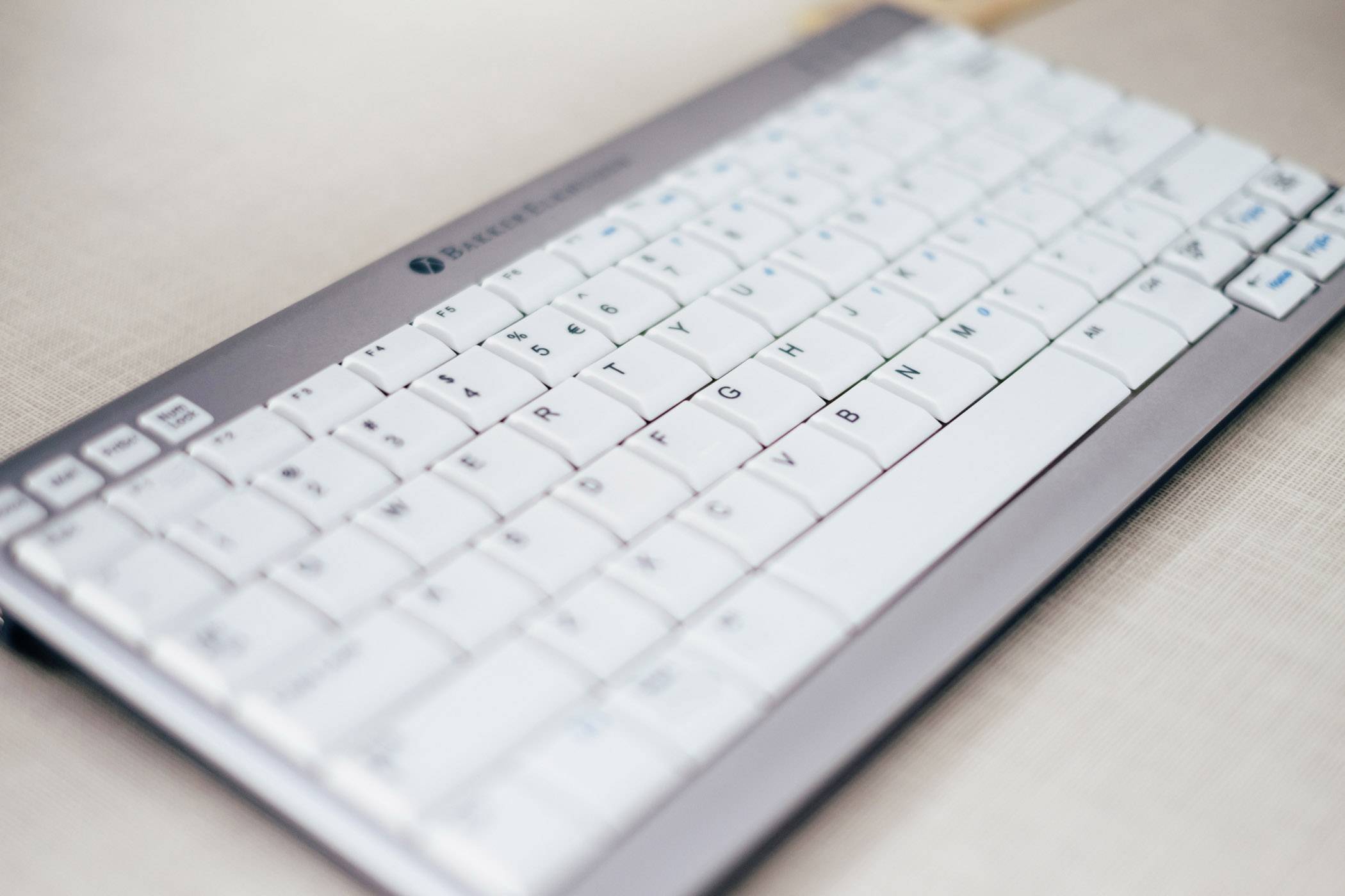 BakkerElkhuizen UltraBoard 950 USB Tastatur UK-Englisch, QWERTY Silber, Weiß USB-Hub, Multimediatasten