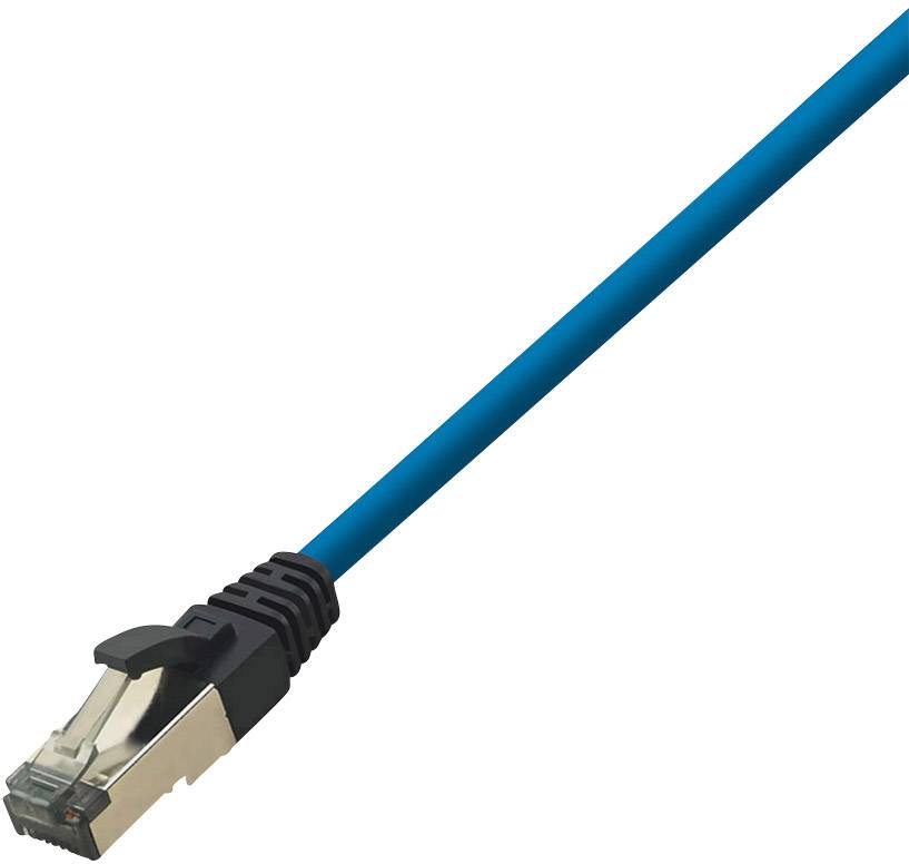 Ein blaues Ethernet-Kabel mit einem RJ45-Stecker am Ende. Es wird für Netzwerkverbindungen in Computernetzen verwendet.