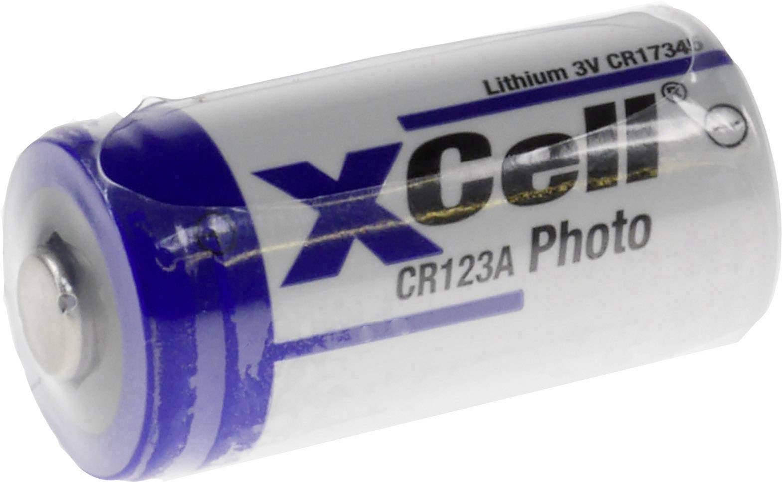 Eine 'xCell' CR123A Lithium-Batterie, 3 Volt, für Fotoapparate. Zylinderform mit blauer und weißer Beschriftung.