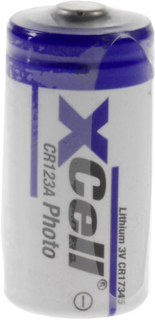Eine Lithium-Batterie der Marke 'XCell', Typ CR123A, mit einer Spannung von 3 Volt.