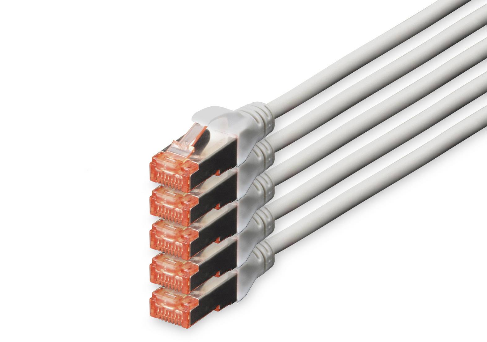 Vier nebeneinander liegende, beige Ethernet-Kabel mit roten Steckern, bereit zum Anschluss.