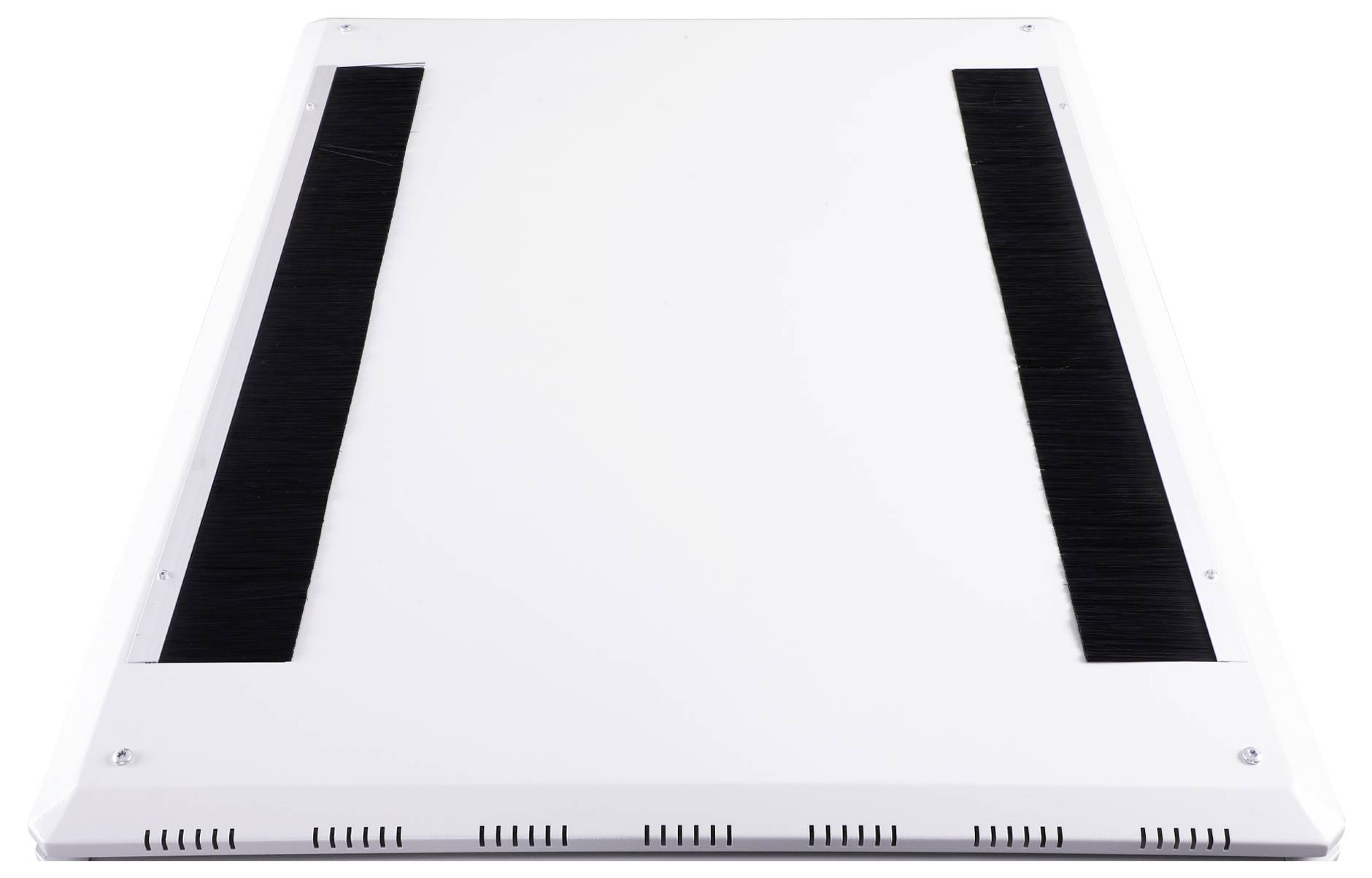Ein rechteckiges weißes Panel mit zwei parallelen schwarzen Bürsten in der Mitte, eingesetzt in eine weiße Struktur.