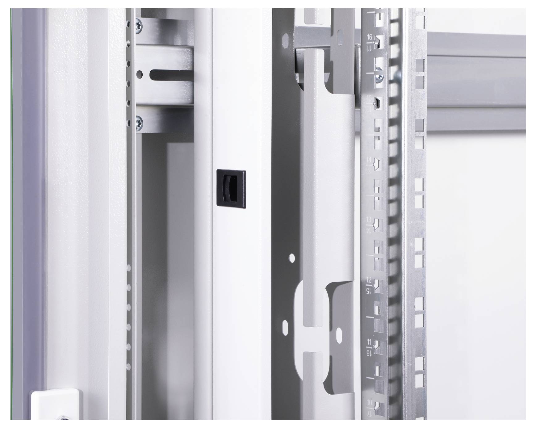 Ein offener Metallschrank zeigt eine Seiten- und Rückansicht seiner strukturellen Elemente. Schienen mit Lochmuster sind sichtbar.