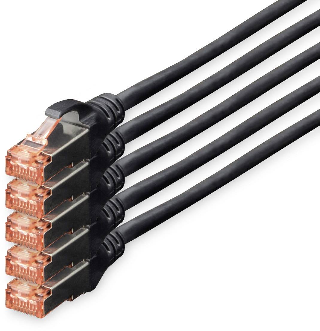 Vier schwarze Ethernet-Kabel mit orangefarbenen Anschlüssen.