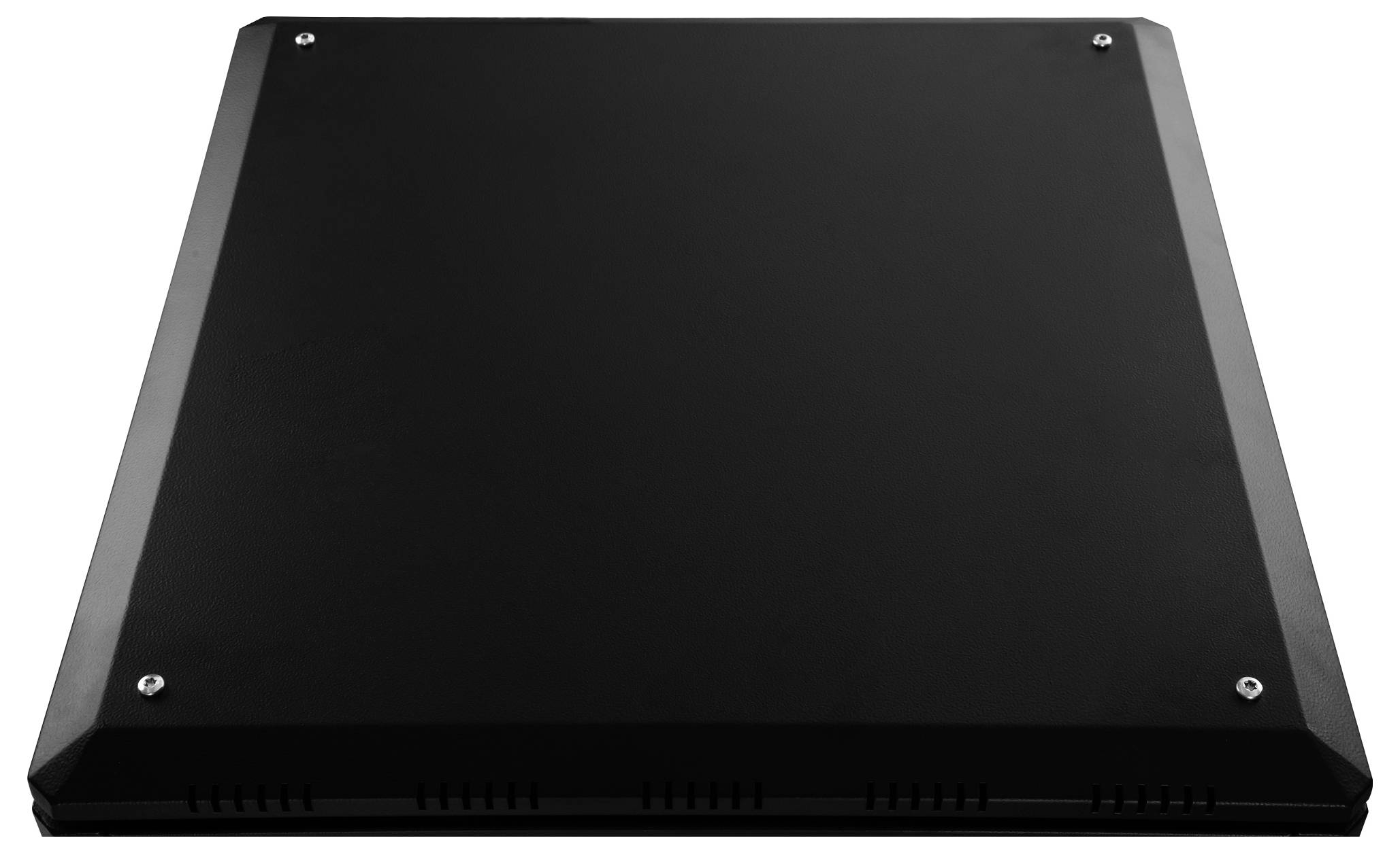 Eine quadratische schwarze Metallplatte mit abgeschrägten Kanten und sichtbaren Schrauben an den Ecken, auf einer weißen Fläche.