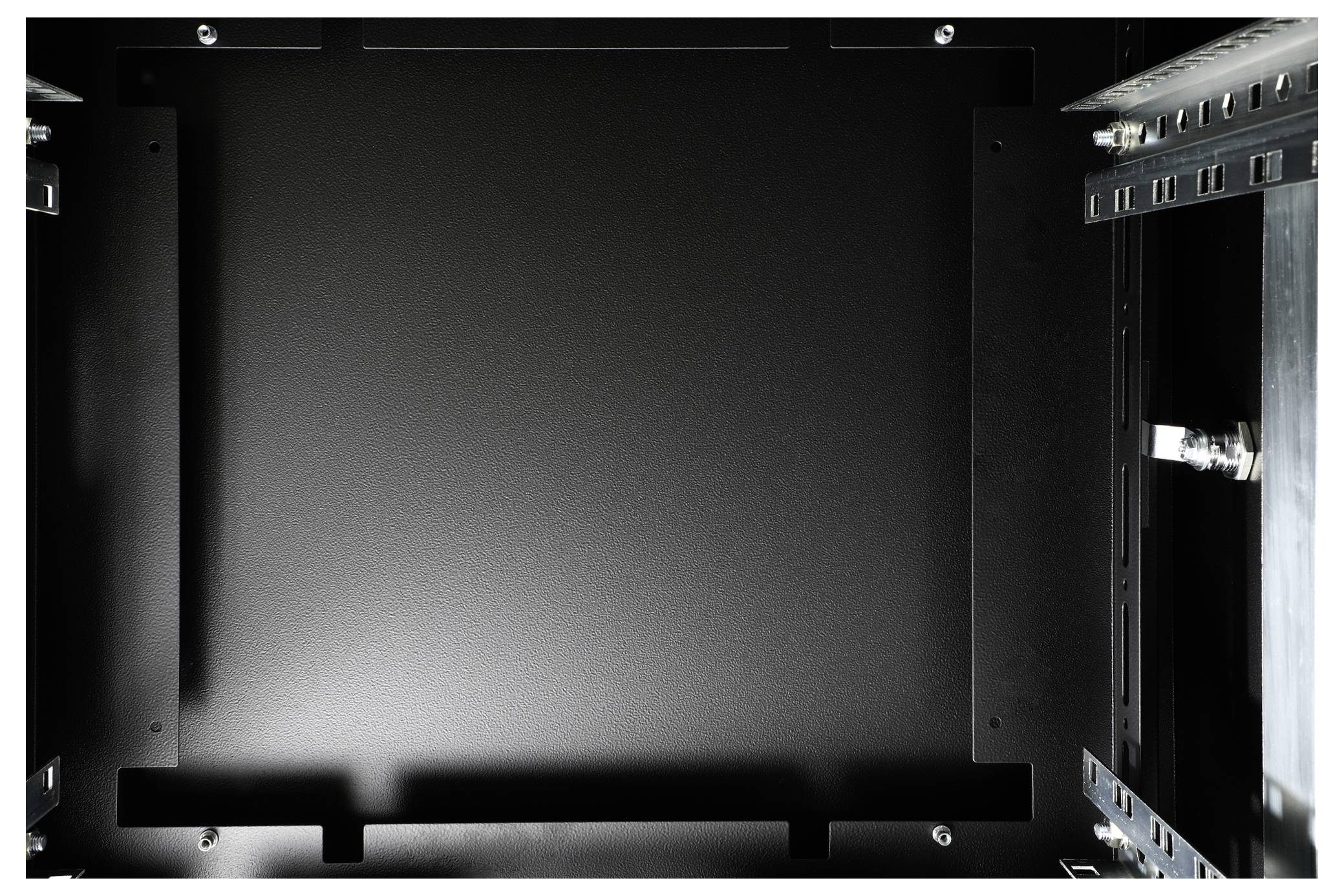 Schwarzes, leeres Servergehäuse oder -schrank von innen, mit sichtbaren metallischen Halterungen an den Seiten.