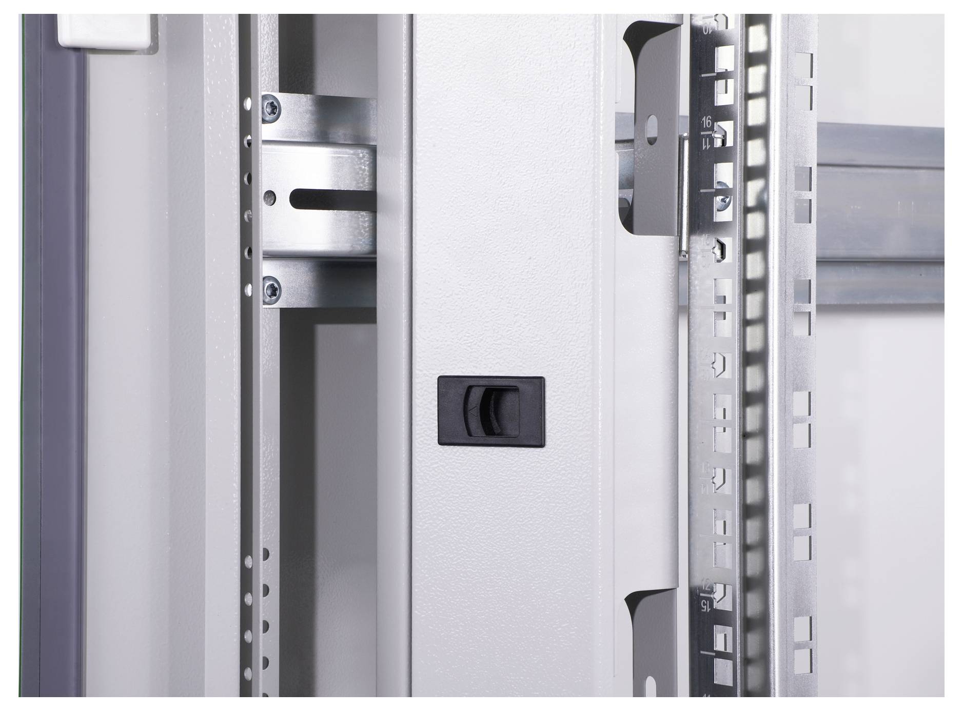 Nahaufnahme eines Metallrahmens in einem Schaltschranksystem mit mehreren Halterungen und einem Schiebeschalter in der Mitte.