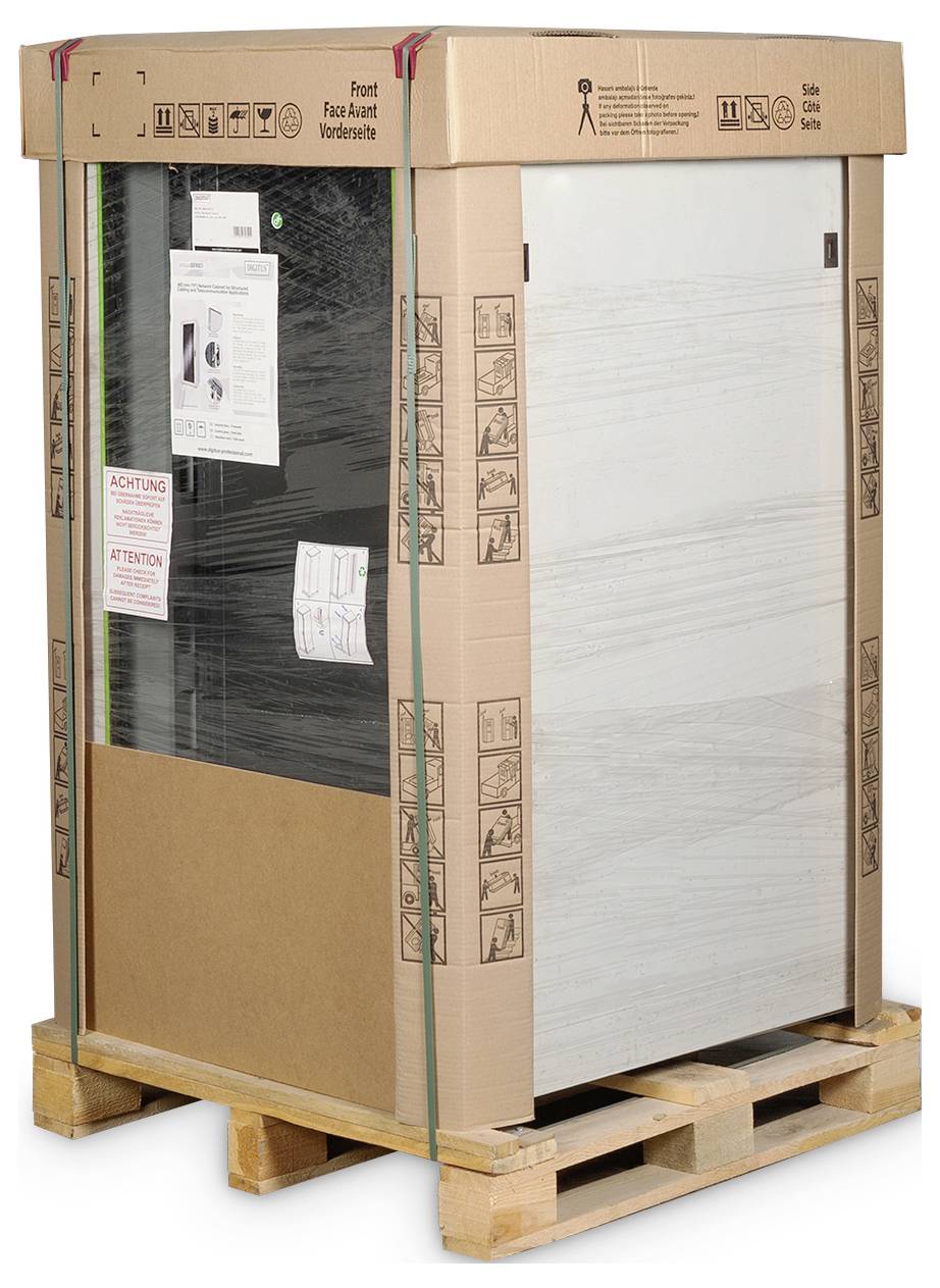 Verpackter Kühlschrank auf einer Holzpalette, mit Schutzpolsterung und Warnbeschriftung, bereit für den Transport.