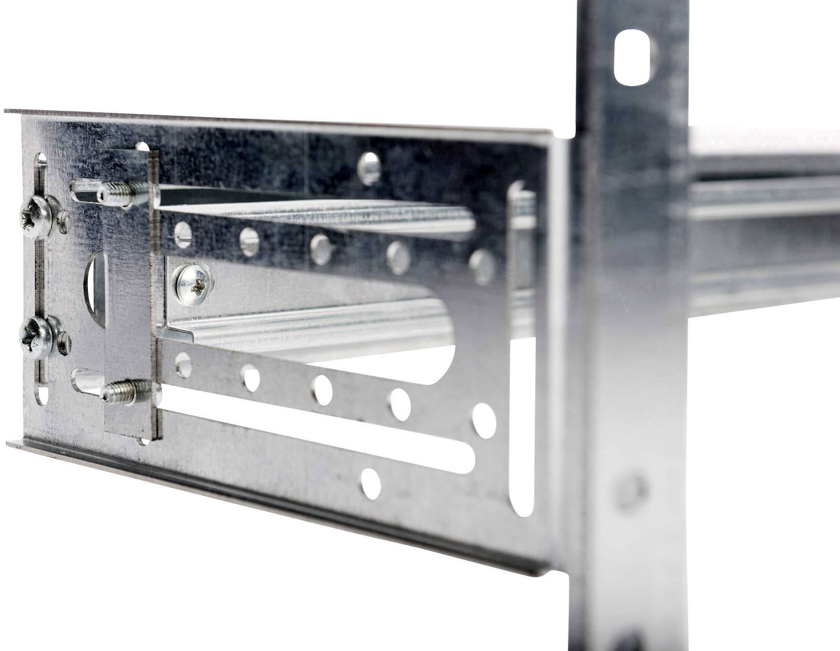 Einzelner Metallrahmen mit Löchern und Schrauben, zeigt die Struktur eines industriellen Regalsystems.