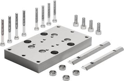 Metallstück mit Löchern, umgeben von Schrauben und Metallringen.
