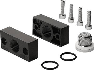 Montageset mit zwei schwarzen Metallblöcken, Schrauben, zwei Gummidichtungen und einem Bolzen. Komponenten für mechanische Befestigungen.