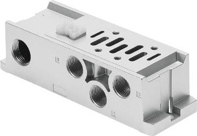 Eine metallische Ventilbasis mit mehreren Anschlussöffnungen für hydraulische oder pneumatische Anwendungen.