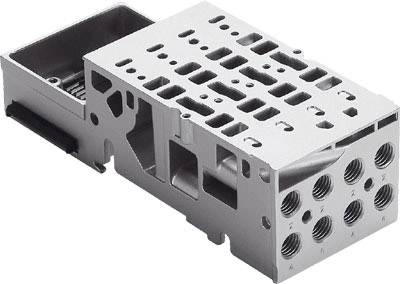 Metallischer Motorblock mit mehreren Öffnungen und Details, die seine technische Struktur zeigen. Verwendung in Maschinenbau oder Automobilindustrie.
