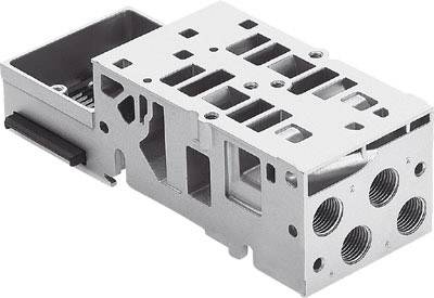 Metallisches Bauteil mit mehreren Öffnungen und Kammern. Es scheint Teil eines technischen oder mechanischen Gerätes zu sein.