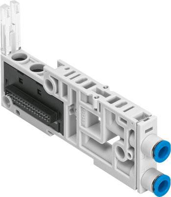 Ein grauer elektronischer Steckverbinder mit blauen Anschlusskappen und mehreren Steckplätzen. Geeignet für industrielle Anwendungen.