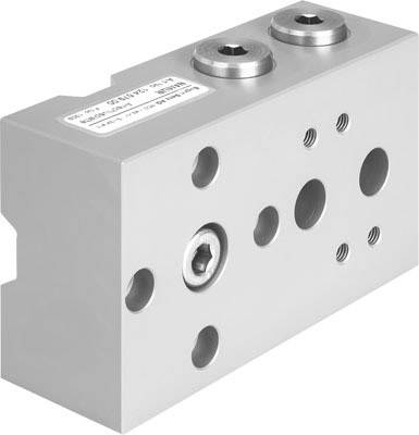 Metallischer Hydraulikblock mit mehreren Anschlussöffnungen und zwei sichtbaren Verschlüssen, verwendet für Fluidsteuerungssysteme.