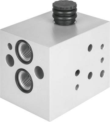Metallblock mit mehreren runden Öffnungen und einem schwarzen Deckel oben. Wahrscheinlich ein Bauteil für technische Anwendungen.