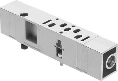 Metallische Komponente mit rechteckiger Form und mehreren Löchern. Möglicherweise Teil eines Maschinenbauteils oder mechanischen Systems.