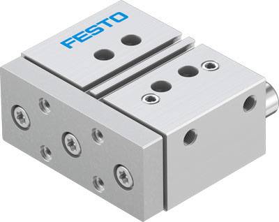 Silberner Pneumatikzylinder mit festem seitlichem Festo-Logo, mehrere Schraubenlöcher sichtbar, eignet sich für Maschinenanwendungen.