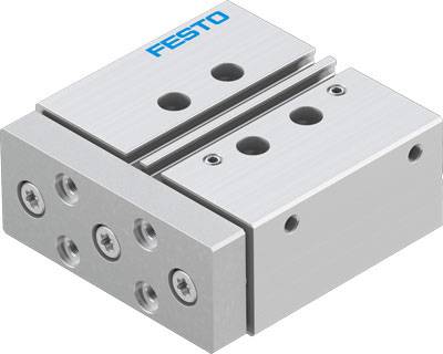 Silbernes, rechteckiges mechanisches Bauteil mit dem blauen Schriftzug 'FESTO'. Enthält mehrere Schraubenlöcher und Schienen.