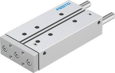 Ein pneumatischer Schlitten von Festo mit Metalloberfläche und Schrauben. Er verfügt über zylindrische Führungselemente an der Oberseite.