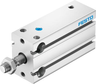 Metallischer Pneumatikzylinder mit bläulichen Details und seitlich angebrachtem Logo der Marke 'Festo'. Verwendet in Automatisierungssystemen.