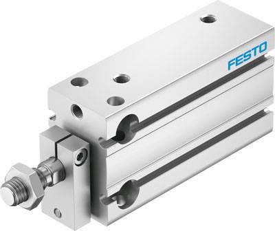 Ein pneumatischer Zylinder von Festo, rechteckig, mit mehreren Bohrungen und einem seitlichen Schraubanschluss.