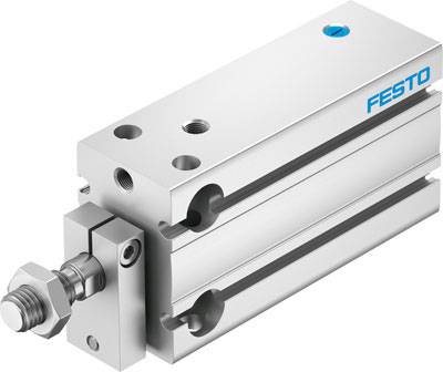 Ein silberner pneumatischer Zylinder mit blauer Markierung und dem Firmenlogo 'Festo' auf der Seite. Verwendet für industrielle Anwendungen.