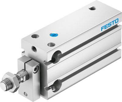Ein pneumatischer Festo-Zylinder mit rechteckiger Bauform, silbernem Gehäuse und seitlich sichtbarem Kolben. Markenlogo oben rechts.
