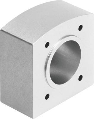 Metallblock mit runder Öffnung und vier Bohrlöchern in den Ecken, verwendet zur Befestigung oder Unterstützung mechanischer Teile.