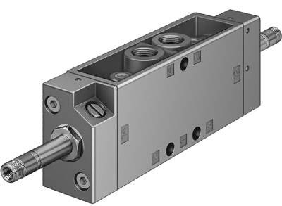Rechteckiger pneumatischer Zylinder mit seitlichen Anschlüssen und eingebauter Führung, für industrielle Anwendungen in Maschinenbau.