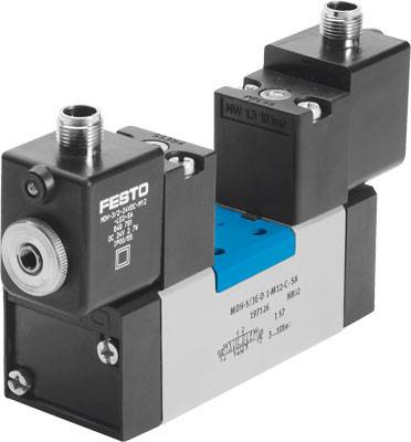 Ventil von Festo, Modellnummer MH4-SC-5/3E-D-1-C-SI. Schwarze Steuervorrichtungen und blauer Zylinder. Zwei Anschlüsse oben.