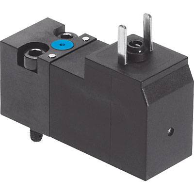 Ein schwarzer elektronischer Stecker mit zwei Metallstiften und einem blauen Punkt neben einer Schraubbefestigung.