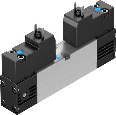 Ein schwarz-graues Magnetventil mit blauen Markierungen und zwei elektrischen Anschlüssen oben, verwendet in automatisierten Systemen.