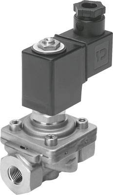 Ein metallisches Magnetventil mit schwarzen Kunststoffkomponenten, verwendet zur Steuerung des Flüssigkeitsflusses in industriellen Anwendungen.