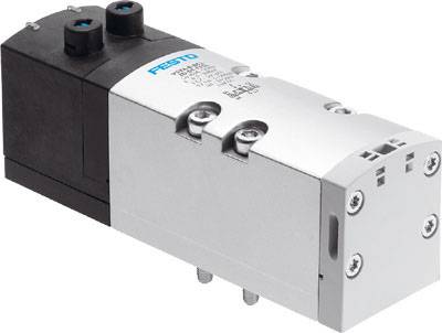 Ein pneumatisches Ventil von Festo mit zwei schwarzen Anschlussstücken und silbernem Hauptteil, verwendet zur Steuerung von Luftströmen.