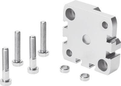 Metallplattenhalterung mit vier passenden Schrauben und zwei kleinen Unterlegscheiben, die nebeneinander auf einem weißen Hintergrund angeordnet sind.