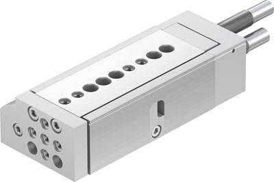 Pneumatischer Schlittenzylinder aus Metall mit mehreren Bohrungen auf der Oberseite und zwei Kolbenstangen an einem Ende.