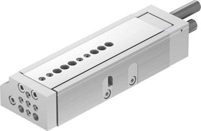 Ein rechteckiger, metallischer pneumatischer Linearantrieb mit seitlichen Anschlüssen und mehreren Befestigungspunkten auf der Oberseite.