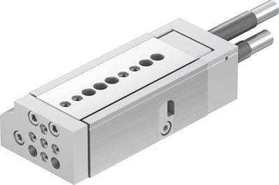 Ein grauer, metallischer Linearantrieb mit mehreren runden Öffnungen und zwei länglichen Stangen an der Oberseite.