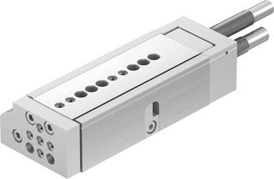 Ein grauer, rechteckiger pneumatischer Schlittenzylinder mit mehreren Anschlusslöchern, sichtbar von der Seite und mit zwei Kolbenstangen rechts.