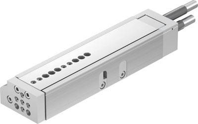 Ein rechteckiger pneumatischer Zylinder mit mehreren Anschlusspunkten und zwei Schläuchen an einem Ende, in Silber gehalten.