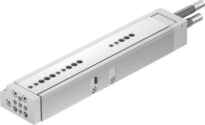 Ein pneumatischer Zylinder mit rechteckigem Gehäuse, seitlichen Anschlüssen und mehreren Befestigungspunkten vorne und oben.