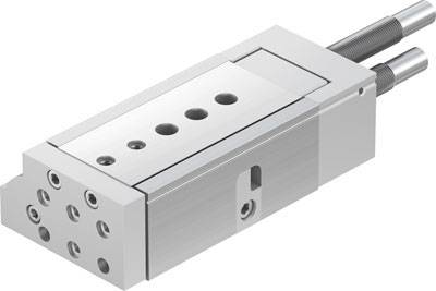 Pneumatischer Linearantrieb in rechteckiger Form mit mehreren Schraubenlöchern und zwei hervorstehenden Zylinderstangen.