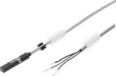 Ein rechteckiger, flacher Magnetsensor mit Kabel. Links der Sensor, rechts die abisolierten Kabelenden. Geeignet für technische Anwendungen.
