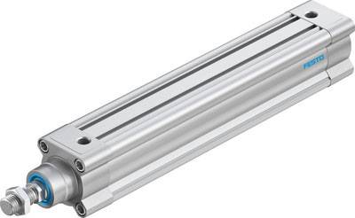 Ein pneumatischer Zylinder mit silberner Oberfläche und blauen Details von Festo, verwendet zur Steuerung von Bewegung in Maschinen.