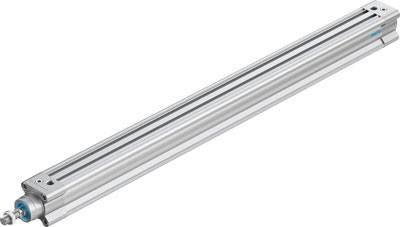 Ein länglicher Pneumatikzylinder in Silber mit blauer Spitze, verwendet in industriellen Anwendungen zur linearen Bewegungskontrolle.