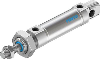 Metallischer Pneumatikzylinder von Festo, zylindrische Form, mit Schraubanschlüssen an beiden Enden, auf weißem Hintergrund.