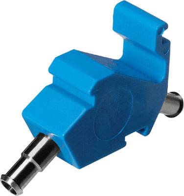 Ein blauer, technischer Adapter mit zwei Metallverbindungen, vermutlich ein Verbindungsteil für Schläuche oder Rohre in industrieller Anwendung.
